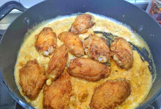 鸡翅不油炸,外酥里嫩,咸香入味,金灿灿的一看就有食欲