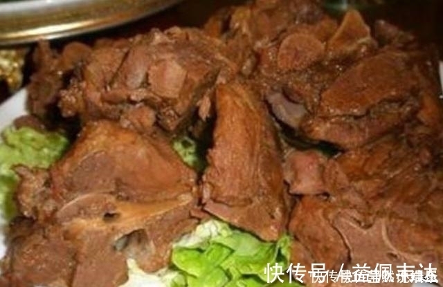 婆婆请客抠门，6人吃饭只点5道菜，端上来后众人蒙住