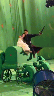 |搞笑GIF:大兄弟,你敞篷多少钱买的