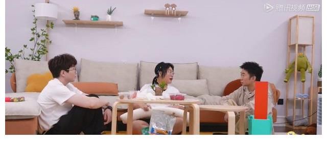 毛不易的沙发很舒服，但还不够