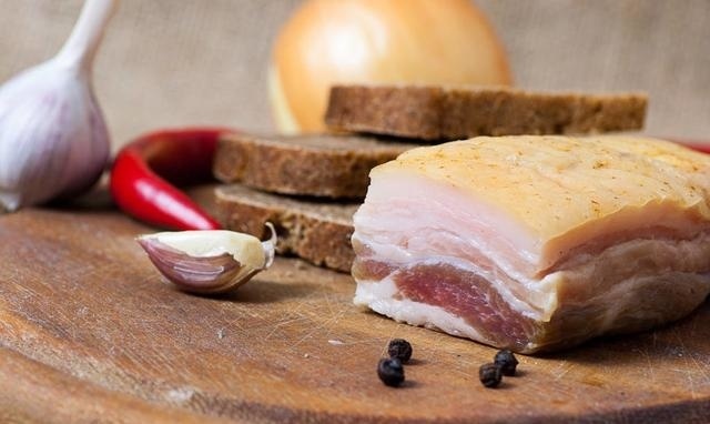 高血脂|血脂高的人不用怕,常吃3菜,多喝1水,清扫血液垃圾,血液不粘稠