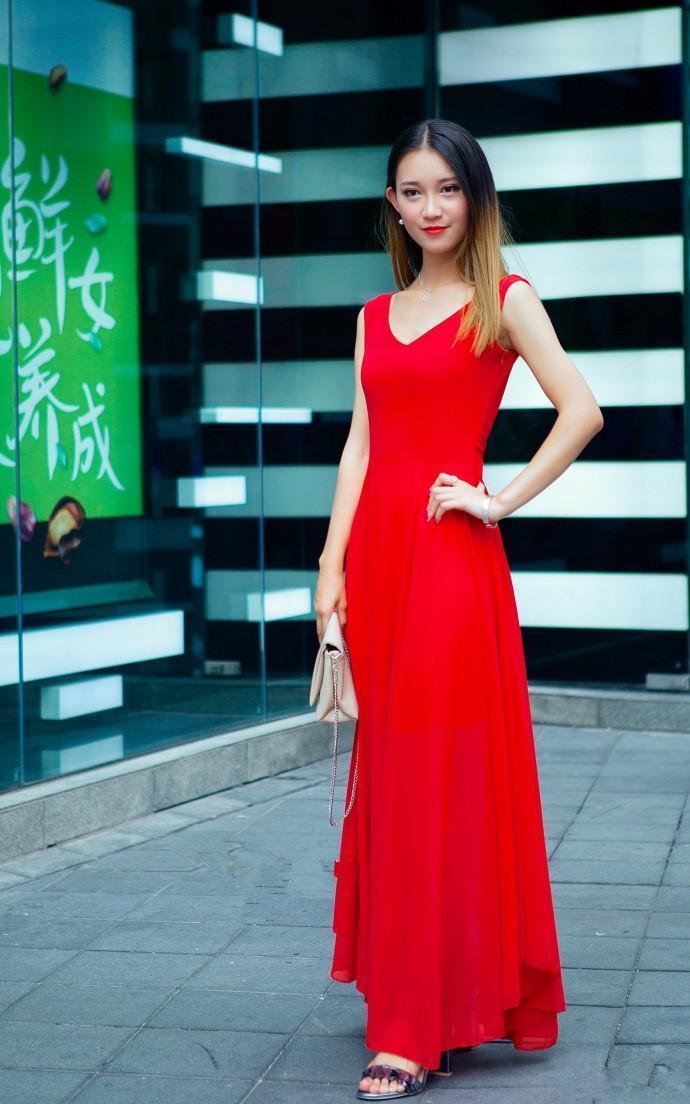 街拍：长相清纯可爱的小姐姐，蓝色连衣裙穿出了气质，真的养眼