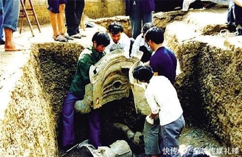 改写|老农挖出“绿色人脸”,还原后不敢置信,专家:蜀国历史要被改写