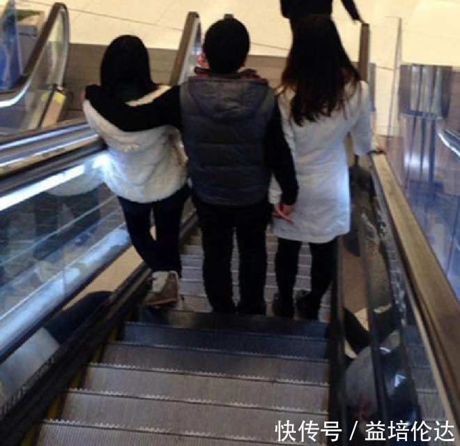 小姐姐|“画家会不会画人体,这都畸形了”哈哈哈哈胸骨严重前倾!!!!