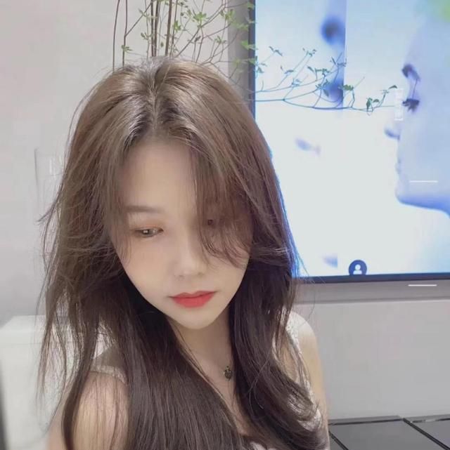 韩妞|该换发色啦,肌肤偏黄的女生可以试试这5款颜色,时尚个性又显白