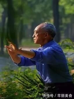 cctv1|这样拉拉腿,迅速补脾,赶走湿气!坚持锻炼,让你年轻20岁