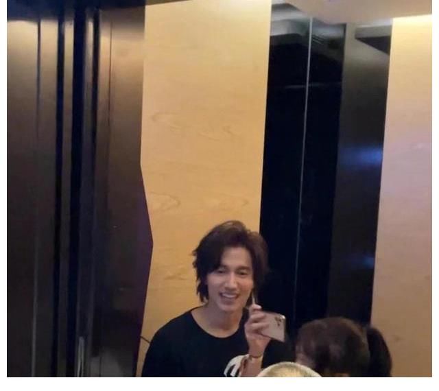 《哥哥》慶功宴現場曝光，戚薇驚喜現身，蔡少芬張晉甜蜜撒糖