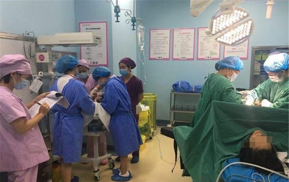 双胞胎|90后孕妈顺产三胞胎，缝合时大喊“还有一个”，把医生都逗笑了