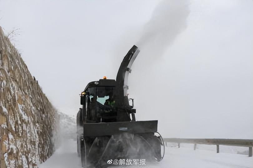 辛苦了！武警官兵破冰除雪保障道路畅通