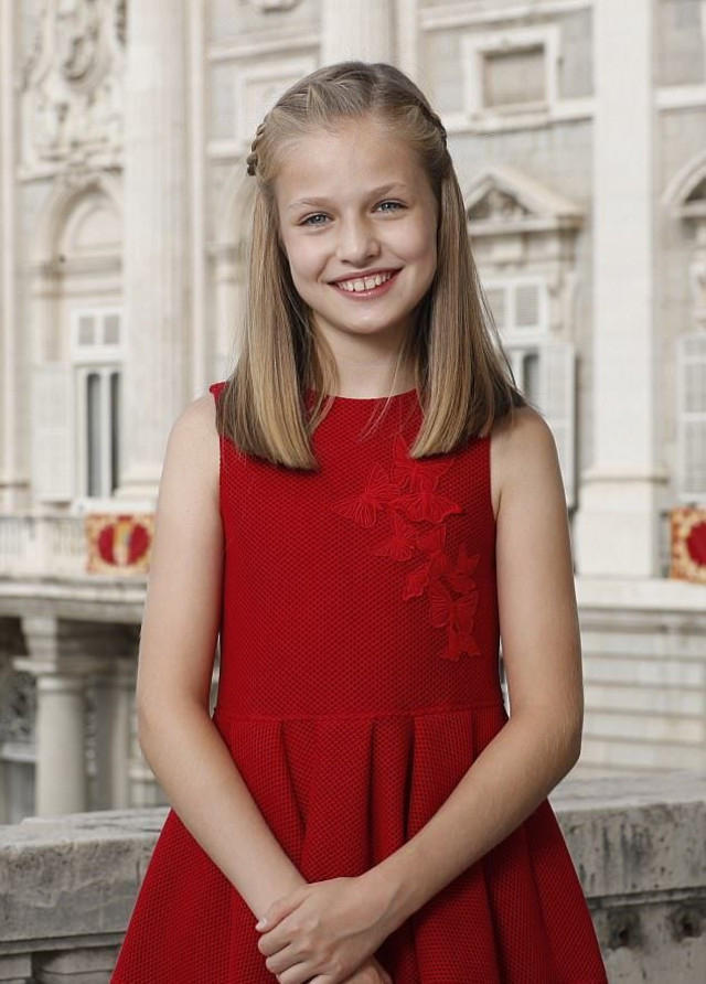 印花连衣裙|西班牙公主莱昂诺尔真会穿,无袖印花连衣裙清新减龄,娇俏甜美