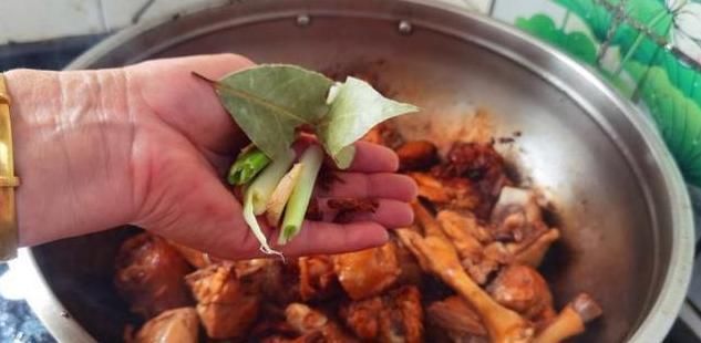 炖鸡时,要不要先焯水?大厨:教你正确做法,鸡肉鲜香又入味