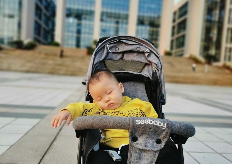 4个月宝宝久坐婴儿车，被检查出“脊柱弯曲”，你还在错误带娃吗