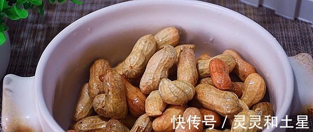 滋味|做水煮花生，只加盐是大错特错！多加这“4样”，花生更香更入味！