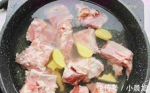 排骨|为啥排骨焯水后又腥又臭？看到大厨操才明白，原来用错“水”了