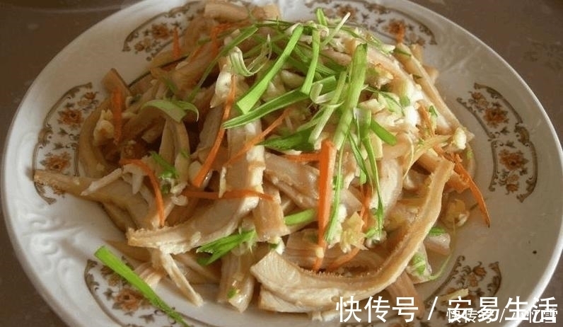 周末家庭聚餐,老妈嫌在外面吃太破费,做了11菜一汤,吃个精光