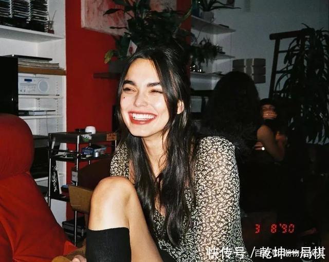 收下这份巨显脸小的「夏日法式发型」指南，时髦又好打理～