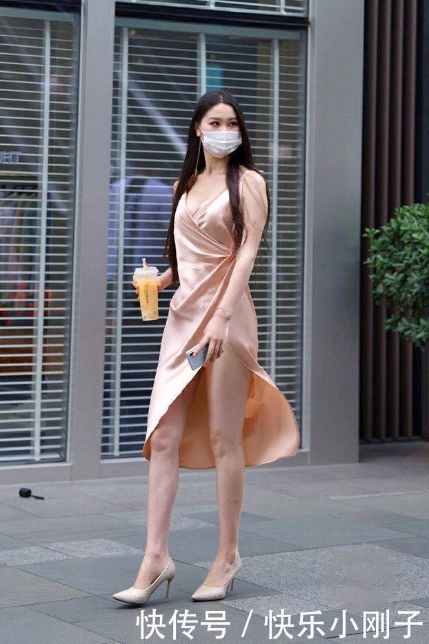 搭配|辣妈你这搭配真是没话说,明艳端庄,气质迷人!