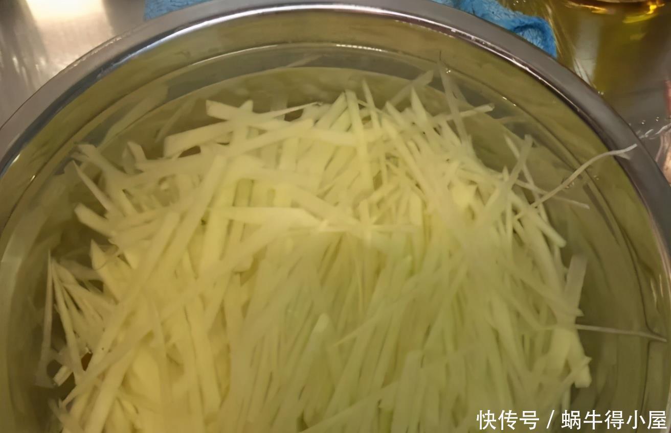 花草缺肥,不用特意找肥料了,拿这“废水”浇花,一举两得