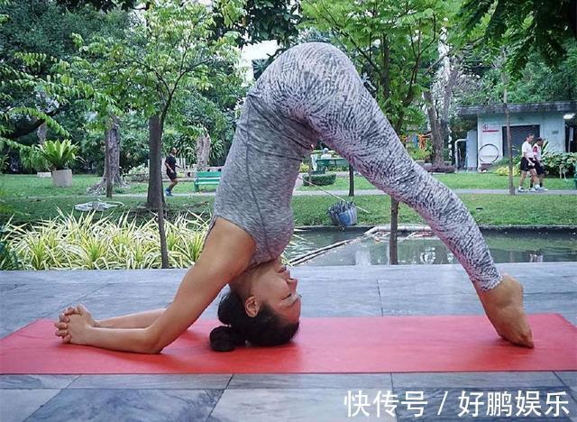 动作|生活作息不规律,皱纹易增多,几个动作每天练一次,皱纹远离你