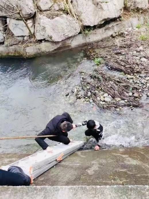 社区书记|小朋友捡篮球不慎掉入沱江河 郫都一位社区书记下河救起