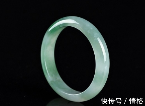 项链|大妈胡乱戴翡翠戒指差点废掉双手！翡翠戒指不注意佩戴怎么行？