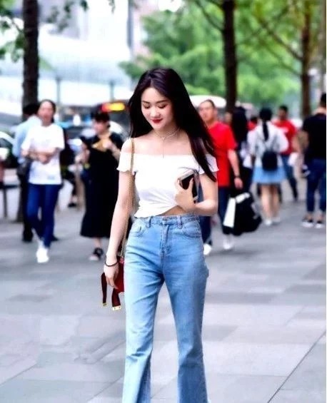 整体造型|时尚美女身穿白色衬衫，搭配灰色破洞牛仔裤，尽显时尚女神魅力