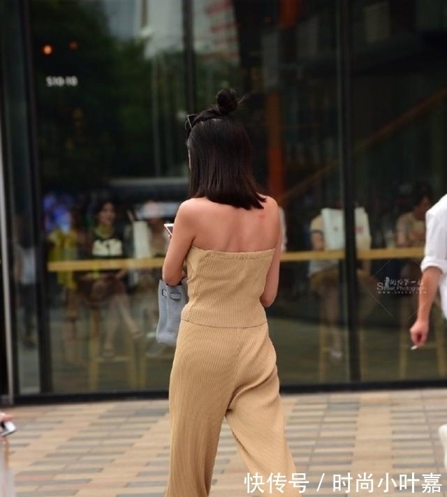 吊带 黑色性感吊带搭配黑色时尚打底裤,所谓搭配,高腰才是主旋律