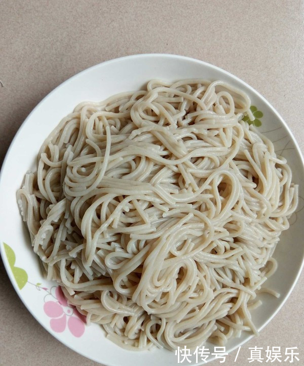 春天，多做这个面给孩子吃，促进身体营养发育，孩子个儿长得快！