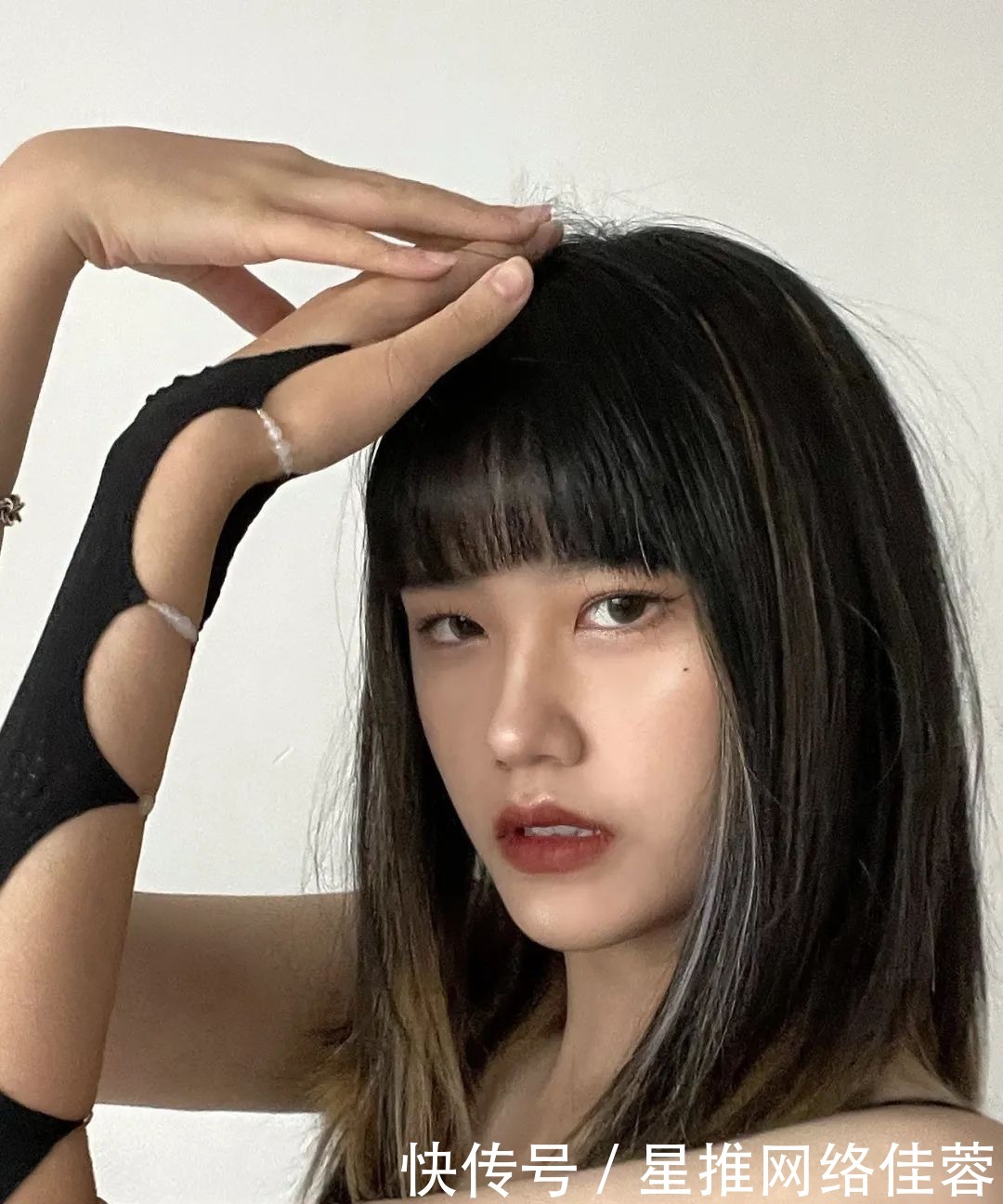 口红|那些在冬天穿全黑的女生,如何靠口红胜出?