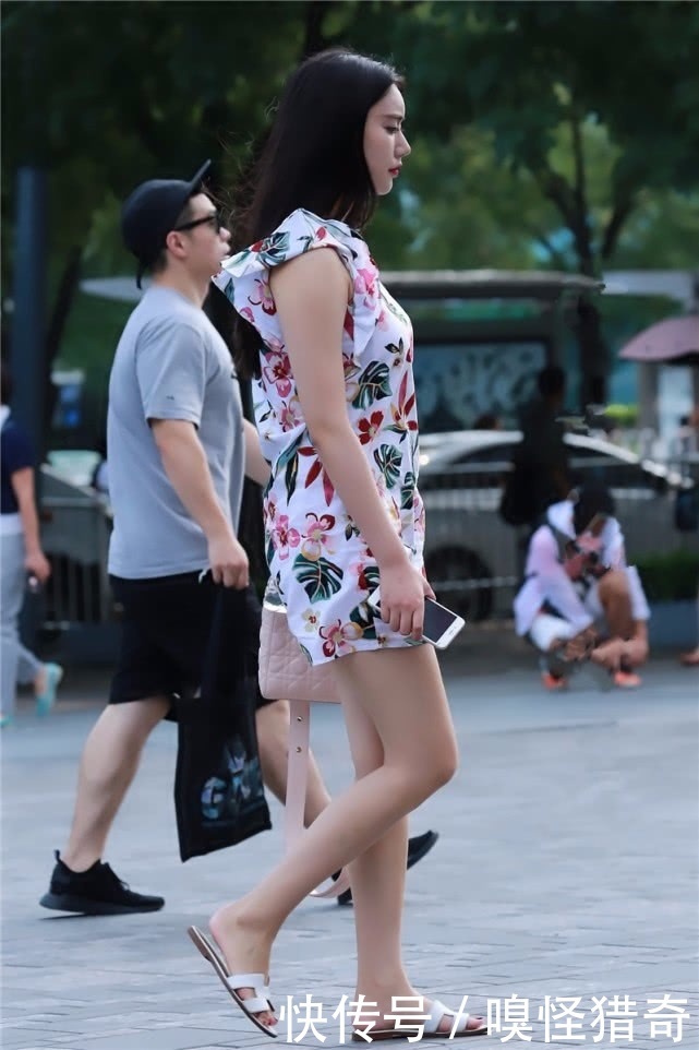 打扮|街拍美女:微胖辣妈甜美清新又显瘦的花裙子打扮,穿出精致时髦感
