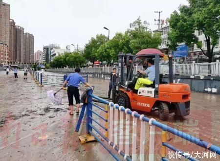 车站|面对大雨，他们在防汛一线奋战了5个小时