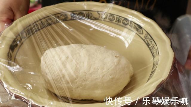 食用油|这个素锅贴我家一周吃三次，口感鲜香又酥脆，调好面糊才是关键