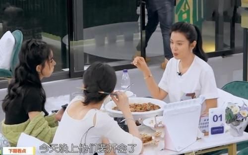 檀健次|周也做饭生疏状况百出，油溅到眼睛睁不开，中餐厅却无一人关心？