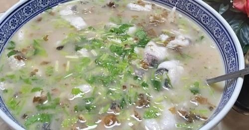 公司效益好，老板请员工吃便饭，7菜2汤2主食，有你喜欢吃的吗