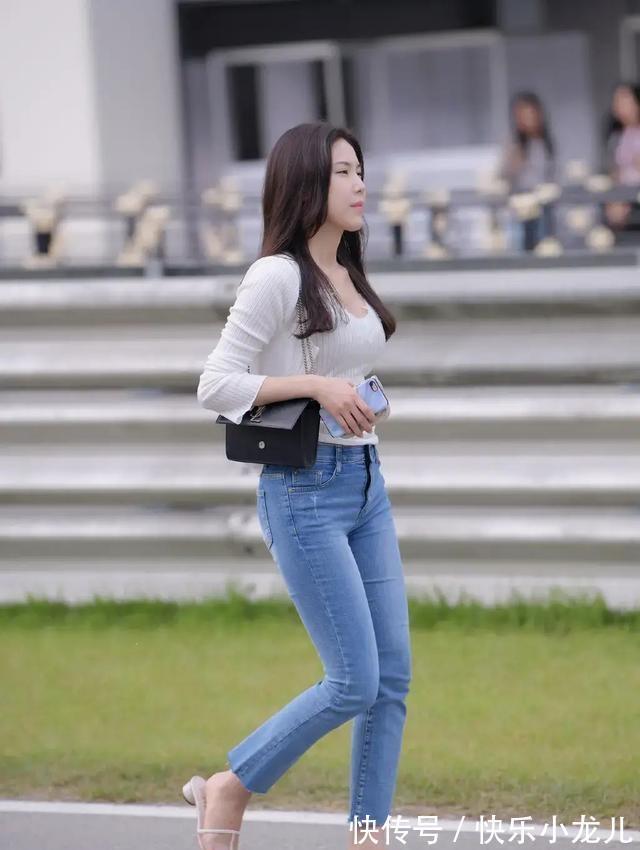 整体素 一袭色彩饱满的打底裤,浪漫复古又有点华丽,舒适又快乐