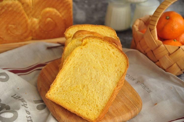 不用一滴水就做出来的南瓜吐司，金黄喧软，柔软好吃