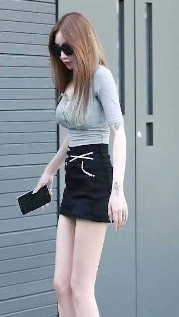 浅灰色T恤搭配黑色半身裙,简单时尚,自信大方