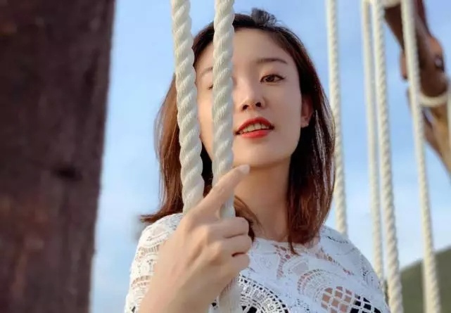 揭秘32岁央视美女主播,李七月的成名经历与感情生活