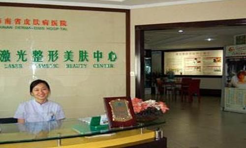 女子花60000整容,术后却整成“凹陷鼻”,找其理论主刀医生闭门不见