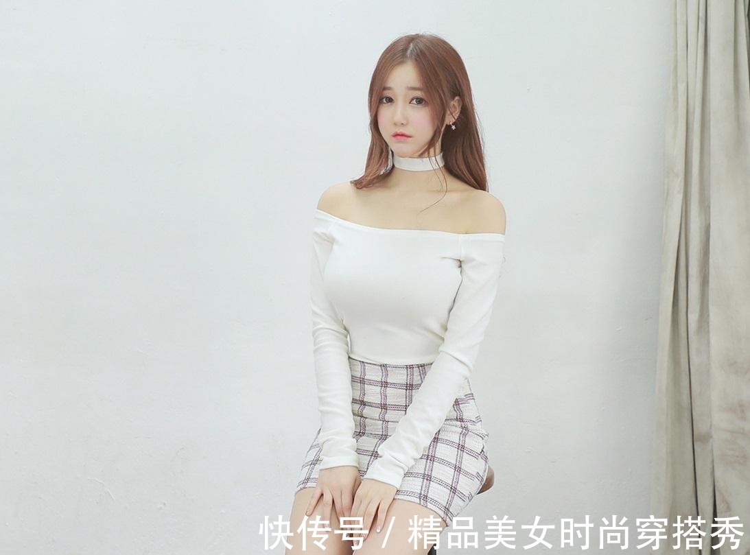 小姐姐|知性优雅的穿搭!一字肩小衫搭配格子短裙,简约时尚显气质