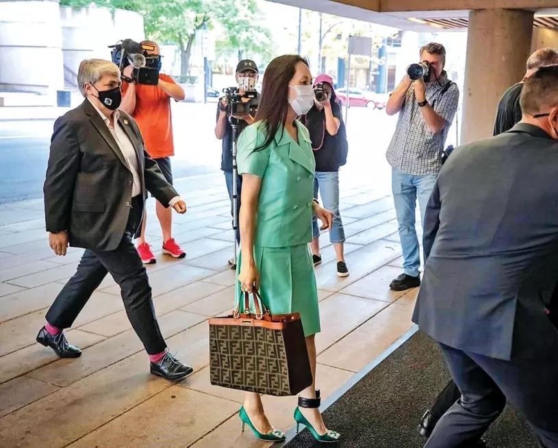 装扮 孟晚舟大胆换风格眼前一亮!首穿“少女风”套装,披肩长发变女神