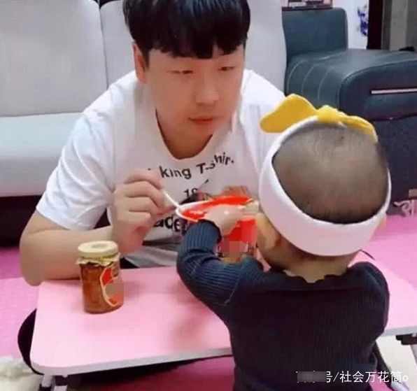惹不起惹不起|“偷吃奶爸”带娃走红,宝宝一个举动抢镜了,奶爸:惹不起惹不起