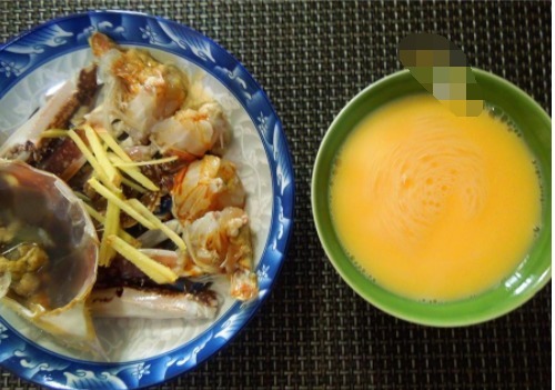 梭子蟹别再清蒸水煮了,加2个鸡蛋蒸蛋羹,汤鲜味美,别提多好吃