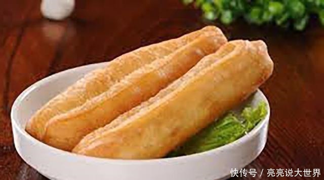 油条|油条店大厨教你炸油条,不放酵母,个个金黄酥脆,凉了也是软乎的