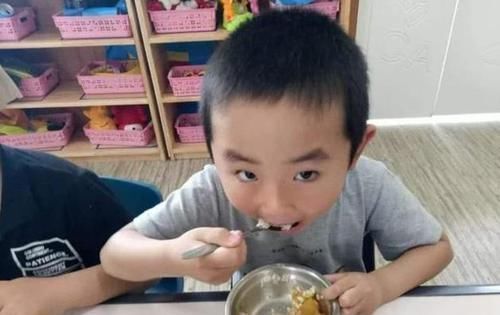 幼儿园|女儿上幼儿园后一回家就喊饿，看到辞职老师晒午餐，宝妈不淡定了