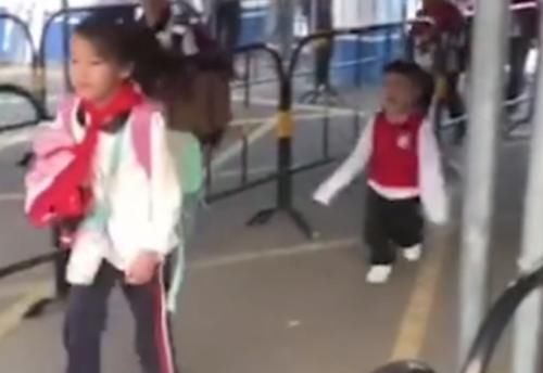 小男孩|心碎现场!弟弟校门口骑士跪迎姐姐却被忽略,家长:姐姐太害羞