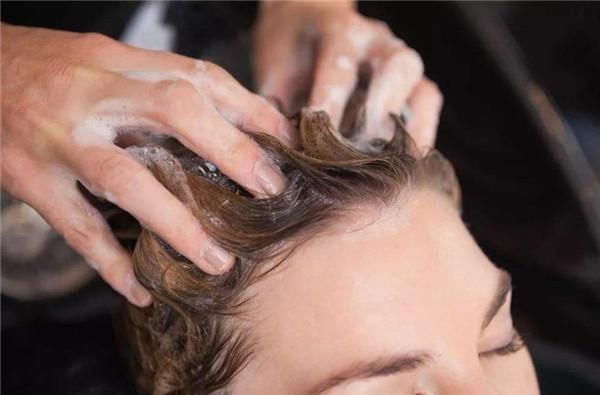 错误|天天洗头到底好不好洗头经常犯这3个错误,怪不得头发越掉越多