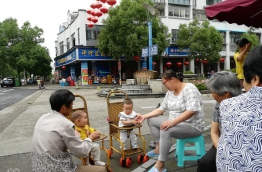 陈大姐|45岁奶奶和45岁妈妈,在小区都是带娃,差距不是一般的大