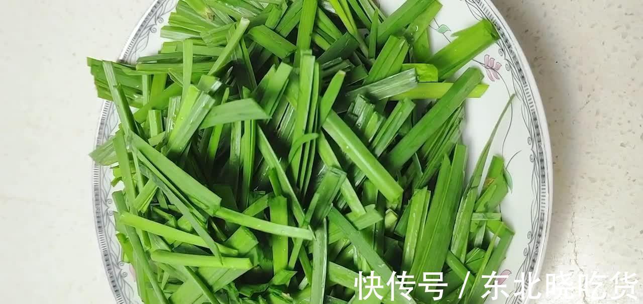 猪血炒韭菜，鲜嫩爽口咸香微辣，清除体力垃圾，常吃有益身体健康