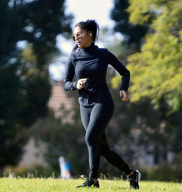 有型|妮可·舒可辛格穿黑色运动套装高挑有型, 积极晨跑活力十足!